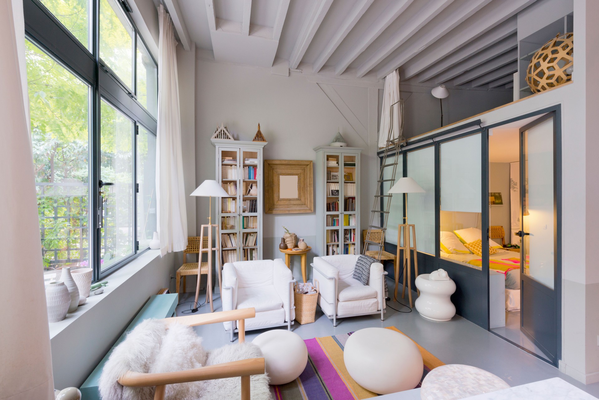 Sala de estar contemporánea. Loft. Estudio. Dormitorio